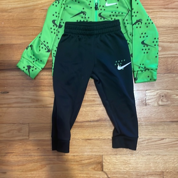 Nike Dri fit sweatsuit - Picture 2 of 4